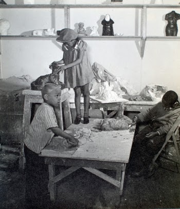 1939 : Harlem Community Art Center: students in sculpture class, 290 Lenox Avenue.