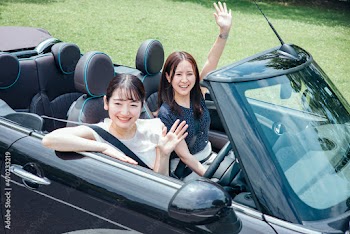 ドライブする女性たち（手を振る・2人）
