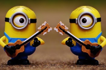 2 Minion Holding Guitar Toy