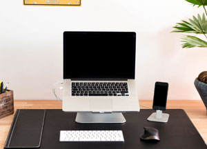 4 Free Macbook Pro & iPhone PSD Mockups 