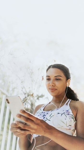5G technology mobile wallpaper, woman | Free Photo - rawpixel