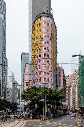 A Building Between Roads with Crossing Pedestrians · Free Stock Photo