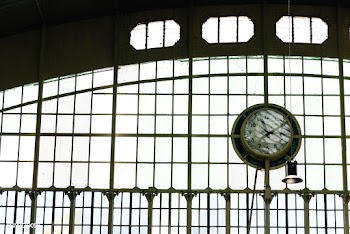A clock inside a building structure | Free stock photo - 527009