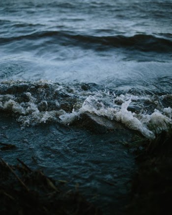 A Close-Up Shot of Crashing Waves · Free Stock Photo
