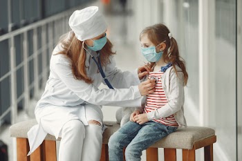 A doctor woman is examinating a child with stethoscope Free Photo