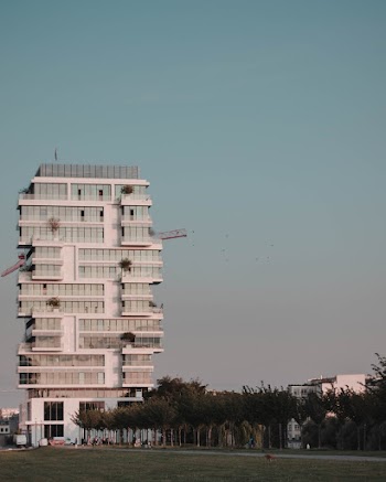 A Geometric Design Building
