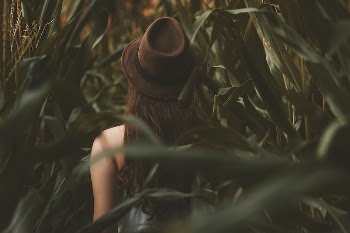 A girl wearing brown hat | Free Photo - rawpixel