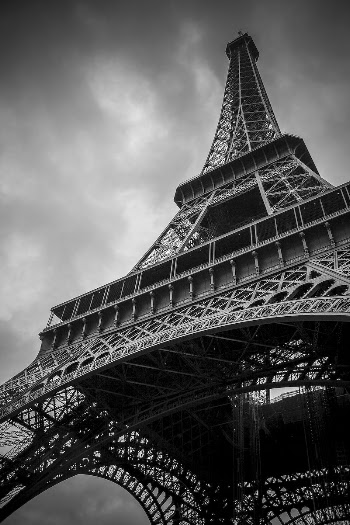 A low-angle shot of the Eiffel | Free Photo - rawpixel