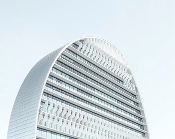 A modern skyscraper with a rounded | Free Photo - rawpixel