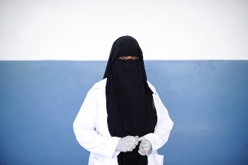 A nurse stands in Banadir | Free Photo - rawpixel