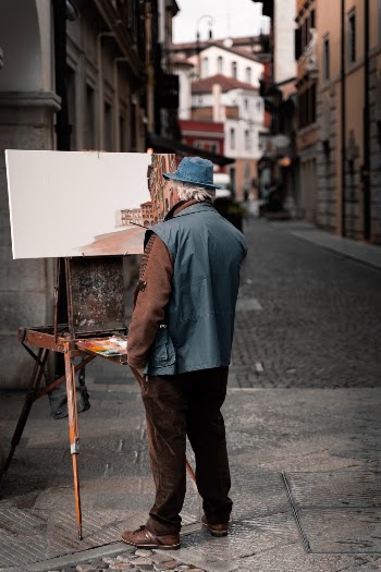 A painter working in the middle of Udine's main square