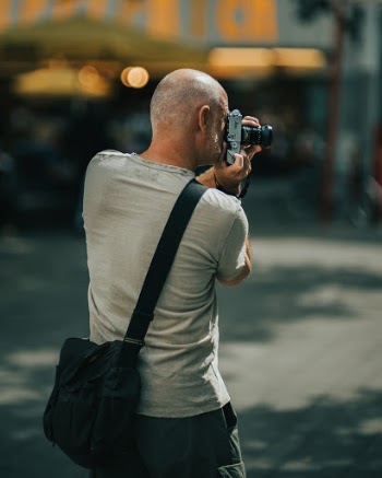 A Photographer with an analouge Leica Film camera in Cologne, Germany.
Shot with 85mm Zhongyi Speedmaster f/1.2.