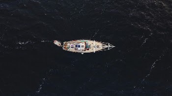 A ship in the middle | Free Photo - rawpixel