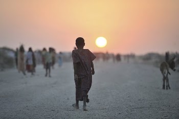 A Somali girl walks down a road | Free Photo - rawpixel