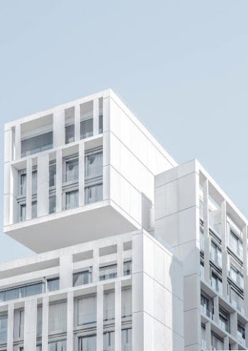 A white concrete apartment building | Free Photo - rawpixel