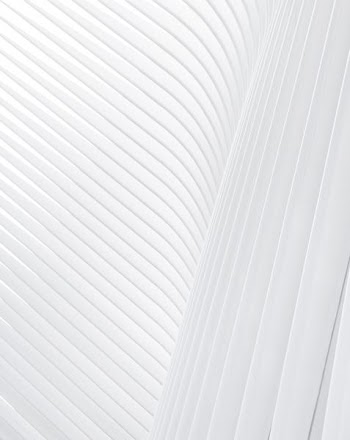 A white stripe pattern made up of concrete facade ribs