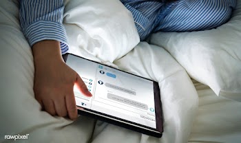 A woman using a tablet in bed | Free stock psd mockup - 379183