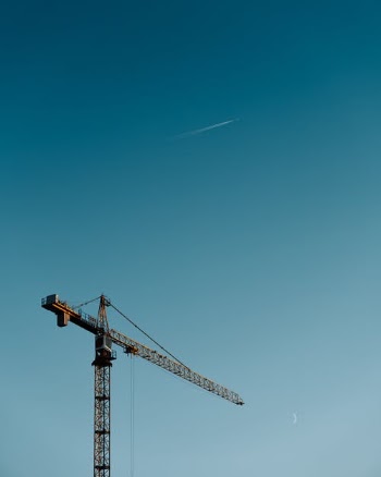 A Yellow Crane · Free Stock Photo