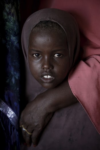 A young Somali girl waits | Free Photo - rawpixel
