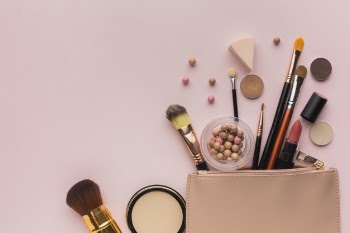 Above view arrangement with make-up products with beauty bag Free Photo