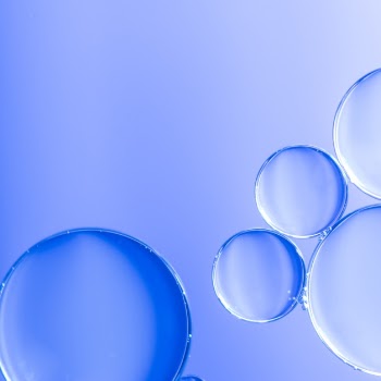 Abstract clear air bubbles in water on defocused background Free Photo
