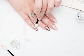 Adding Glitter To Nails
