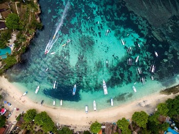 aerial photography of boats near shoreline at daytime