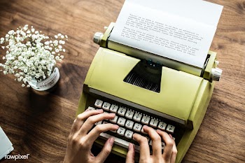 Aerial view a woman using a retro typewriter | Free stock psd mockup - 385184