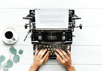 Aerial view of a man typing on a retro typewr.. | Free stock psd mockup - 385102