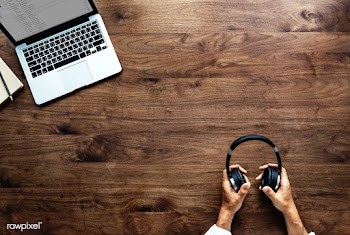 Aerial view of computer laptop on wooden tabl.. | Free stock psd mockup - 385033