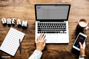 Aerial view of computer laptop on wooden tabl.. | Free stock psd mockup - 385131