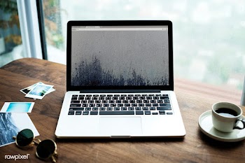 Aerial view of computer laptop on wooden tabl.. | Free stock psd mockup - 385182