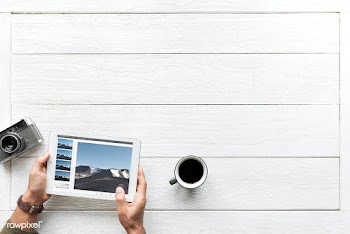 Aerial view of digital tablet on wooden table.. | Free stock psd mockup - 385111