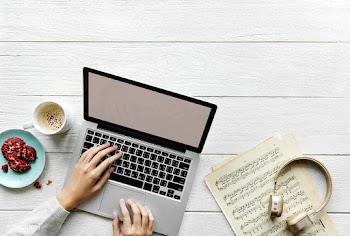 Aerial view of woman using a computer laptop .. | Free stock psd mockup - 385137