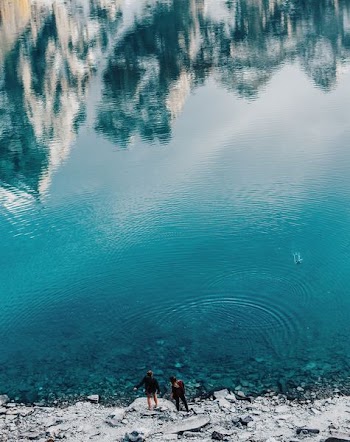 aerial view photography of two people standing on shore
