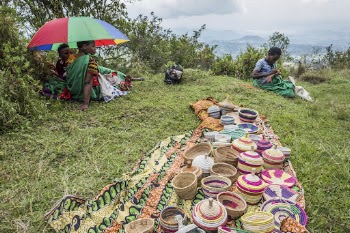 African tribe selling handicraft products, | Free Photo - rawpixel