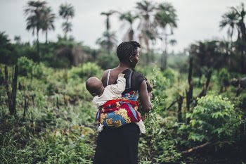 African woman carrying child - | Free Photo - rawpixel