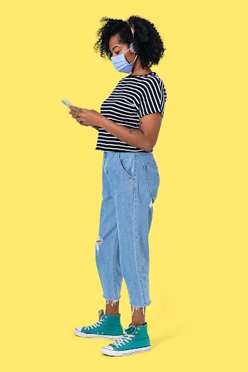 African woman texting on her phone during the… | Free stock photo | High Resolution image