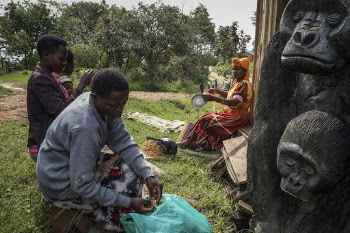 African women weaving baskets, Nkuringo, | Free Photo - rawpixel