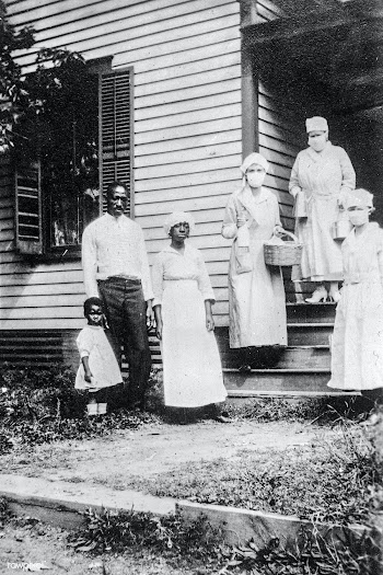 American Red Cross canteen workers taking food for family infected wit.. | Free public domain photo - 2301114