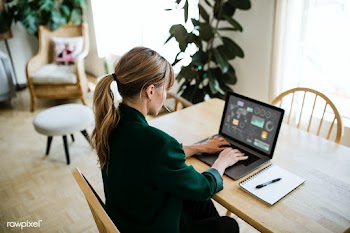 American woman working from home during coronavirus pandemic | Free  photo - 2310167