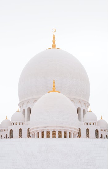An afternoon visit at the Sheikh Zayed Mosque.