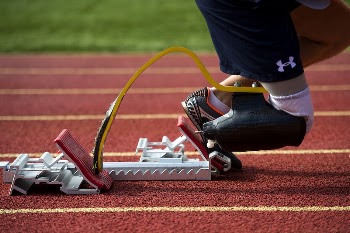 An athlete begins from the starting | Free Photo - rawpixel