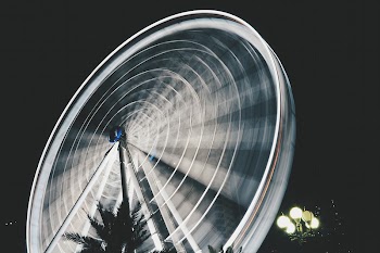 An illuminated Ferris wheel in Al | Free Photo - rawpixel