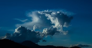 Anatomy of a dying stormcell. A stormcell disolves over the San Francisco Peaks