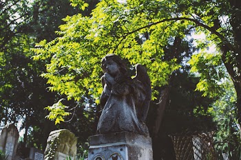 Angel tombstone