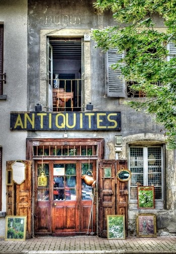 Antiquites Signage