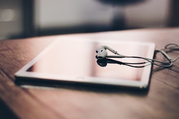 Apple Earpods on Silver Ipad