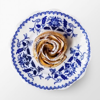 Apple rose on a plate, | Free Photo - rawpixel