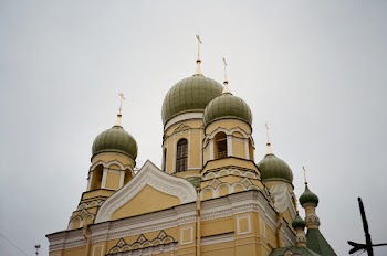 Architectural Photography of Yellow, Green, and White Mosque
